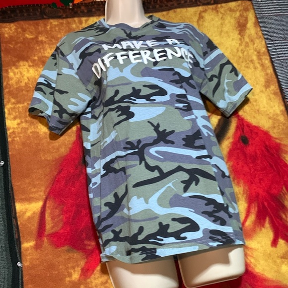 YIW-women’s blue/gray camo ‘MAKE A DIFFERENCE’ short sleeve graphic tee-shirt - Picture 3 of 9